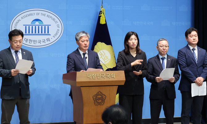 더불어민주당 안태준(왼쪽 첫번째)·김문수(우측 두번째)·윤종군(우측 첫번째) 의원이 30일 국회 소통관에서 정의찬 원내대표실 정무실장과 함께 지귀연 부장판사 룸상롱 접대 의혹 관련 기자회견을 하고 있다. (사진=연합뉴스)