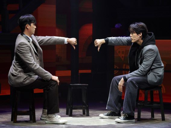 30일 오후 서울 종로구 NOL 유니플렉스에서 윤재 역의 윤소호 배우와 곤이 역의 김건우 배우가 하이라이트 장면 시연을 하고 있다(사진=뉴시스).