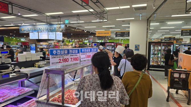 이마트 목동점 한우불고기 선착순 타임세일에 고객들이 줄을 서있다.(사진=김지우 기자)