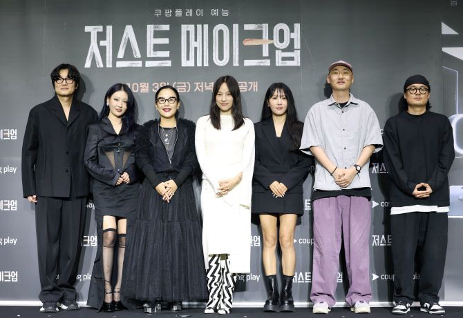 왼쪽부터 이진수, 이사배, 정샘물, MC 이효리, 심사위원 서옥, 심우진 PD, 박성환 PD(사진=뉴스1)