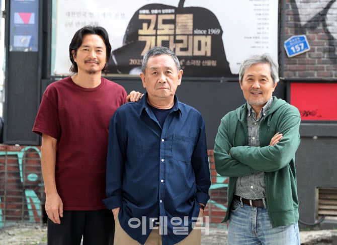 임영웅 연출 1주기이자 소극장 산울림 개관 40주년 기념 연극 ‘고도를 기다리며’의 배우 정나진, 연출 심재찬, 배우 박상종이 인터뷰에 앞서 사진을 찍고 있다(사진=이데일리 김태형 기자).