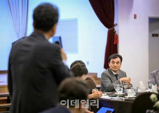 안규백 국방부 장관이 지난 달 30일 서울 용산구 국방컨벤션에서 열린 출입기자단 간담회에서 질문을 듣고 있다. (사진=국방부)