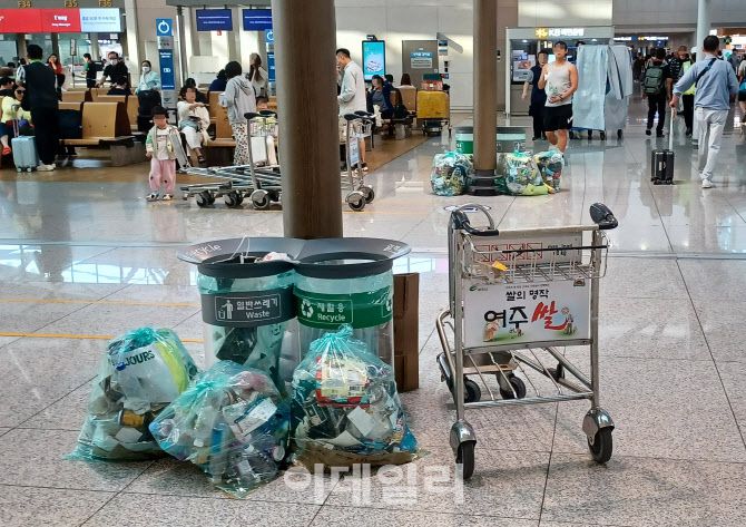 인천공항공사 자회사 노동자들이 파업에 돌입한 1일 오전 인천공항 제1여객터미널 3층 체크인카운터 주변 쓰레기통 옆에 쓰레기더미가 놓여 있다. (사진 = 이종일 기자)