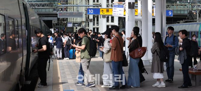 [이데일리 이영훈 기자] 추석 연휴를 앞둔 2일 서울 용산구 서울역에서 귀성길에 오른 시민들이 열차로 향하고 있다.