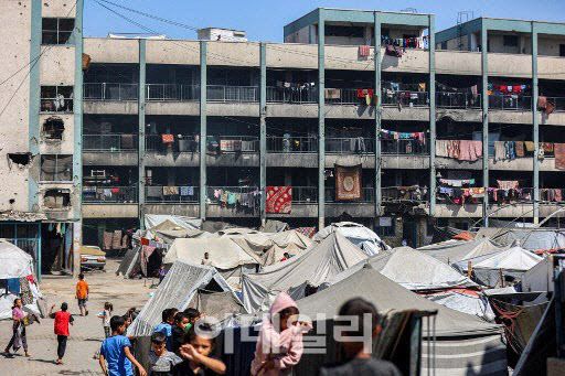 30일(현지시간) 가자지구 남부 칸유니스의 한 학교 운동장에 팔레스타인 난민을 지원하는 유엔난민구호사업기구(UNRWA)가 운영하는 임시 거주지로 분쟁으로 삶의 터전을 잃은 이들을 위한 천막이 설치됐다.(사진=AFP)