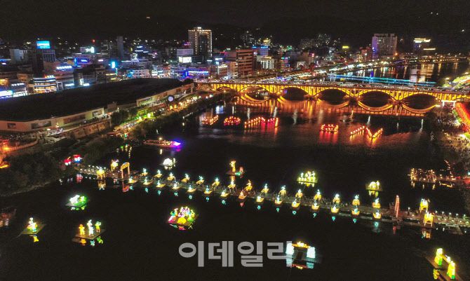 경님 진주 남강 일원에서 4일부터 열리는 ‘진주남강유등축제’ 행사장 전경 (사진=진주시)