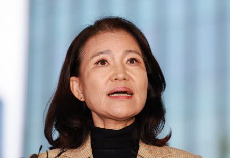 국가공무원법 및 공직선거법 위반 등의 혐의로 체포된 이진숙 전 방송통신위원장이 2일 서울 영등포경찰서로 압송되며 취재진에 발언하고 있다. (사진=연합뉴스)