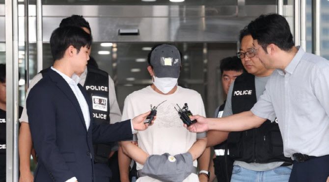 16일 오후 경기 용인시 처인구 용인동부경찰서에서 살인 및 사체유기 혐의를 받고 있는 A씨가 구속 전 피의자 심문(영장실질심사)를 받기 위해 나오고 있다.(사진=뉴스1)