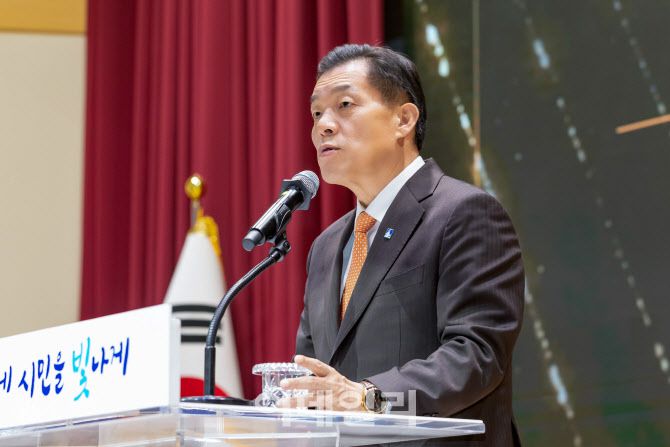 이재준 수원특례시장이 지난해 12월  ‘2024년 수원새빛돌봄 성장공유회‘에서 축사를 하고 있다.(사진=수원시)