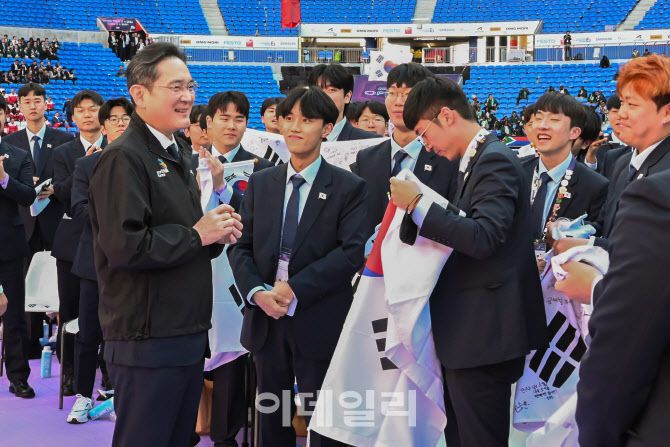 15일(현지시간) 프랑스 리옹 소재 그루파마스타디움에서 열린 국제기능올림픽 폐회식에 참석한 이재용 삼성전자 회장이 국가대표 선수단을 격려하는 모습. (사진=삼성전자)