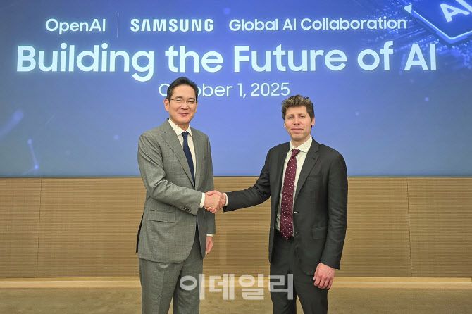 이재용 삼성전자 회장이 1일 삼성전자 서초사옥에서 샘 올트먼 오픈AI 대표와 ‘글로벌 AI 핵심 인프라 구축을 위한 상호 협력 LOI(의향서) 체결식’에서 악수하는 모습. 삼성은 오픈AI의 전략적 파트너사로서 반도체, 데이터센터, 클라우드, 해양 기술 등 각사의 핵심 역량을 결집시켜 전방위적인 협력 체계를 구축할 예정이다. (사진=삼성전자)