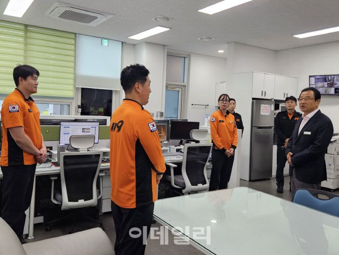 6일 지역 119안전센터를 방문한 이현재 하남시장이 추석 당일 근무자들을 격려하고 감사 인사를 전하고 있다.(사진=하남시)