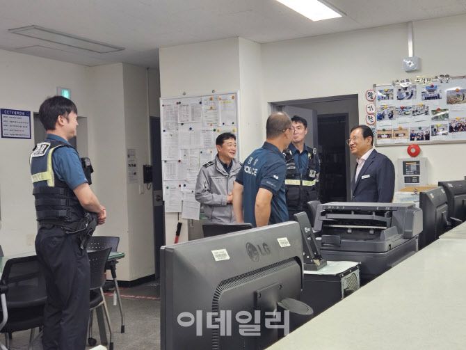 6일 지역 경찰관서를 방문한 이현재 하남시장이 추석 당일 근무자들을 격려하고 감사 인사를 전하고 있다.(사진=하남시)