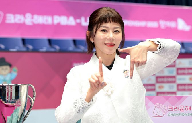 손가락으로 우승 횟수 ‘17’을 표시하는 김가영. 사진=PBA