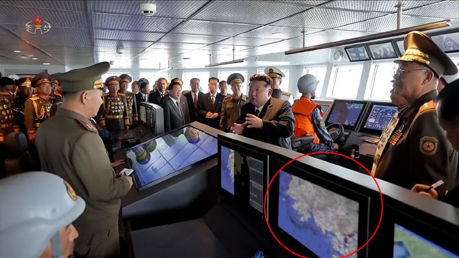 김정은 국무위원장이 지난 5일 무장장비전시회 참관 일정으로 5천t급 신형 구축함인 ‘최현호’를 돌아봤다고 조선중앙TV가 6일 보도했다. 구축함 모니터에 서해 북방한계선(NLL) 부근의 레이더 화면이 표시돼 있다. 사진=조선중앙TV 화면