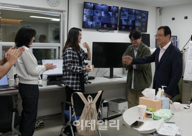 6일 하남시청 상황실을 방문한 이현재 하남시장이 추석 당일 근무자들을 격려하고 감사 인사를 전하고 있다.(사진=하남시)