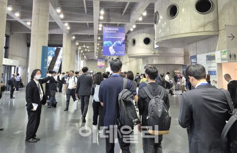 일본 요코하마에서 8일 오전 9시부터 열리는 ‘바이오재팬 2025’에 참여하기 위해 개막 전부터 인파가 몰렸다. 행사장 천장에 삼성바이오로직스의 광고가 걸려있다. (사진=김새미 기자)