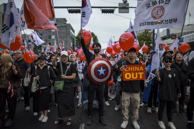 지난 3일 서울 종로구 동대문역 인근에서 열린 자유대학 정부 규탄 집회에서 참가자들이 피켓을 들고 반중 구호를 외치고 있다. (사진=뉴시스)