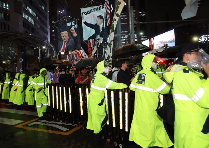 윤석열 전 대통령을 지지하는 극우 단체가 지난달 19일 오후 명동 주한중국대사관 인근에서 반중 집회를 벌이고 행진을 시작하자 경찰이 명동거리로 향하는 길을 막고 있다. (사진=연합뉴스)