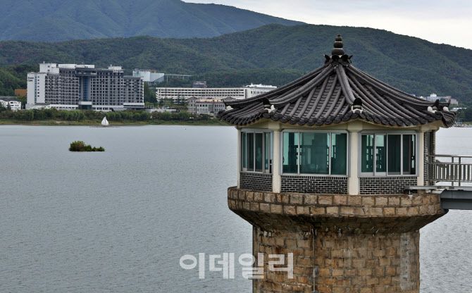 보문호의 수위 조절 및 방류를 담당하는 보문댐(보문저수지)의 수문조작 탑