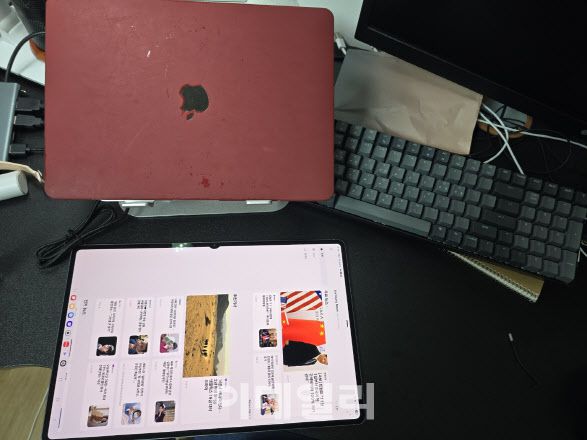 갤럭시탭 14.6인치의 실제 크기를 13.3인치 맥북에어와 비교해봤다(사진=윤정훈 기자)