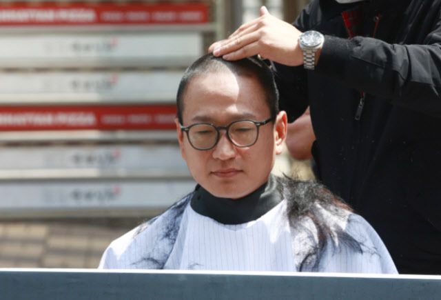 유튜버로 활동 중인 코미디언 김영민 씨가 2024년 5월 서울 여의도 국민의힘 당사 앞에서 당시 더불어민주당이 추진한 '전국민 1인당 민생회복지원금 25만원 지급'에 반대하며 삭발식을 하고 있다.(사진=연합뉴스)