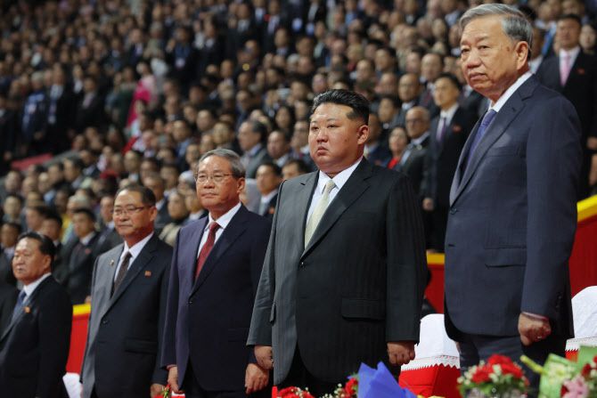 김정은 북한 국무위원장이 10일 평양에서 열린 노동당 창건 80주년 기념행사에 참석한 각국 정상 및 사절단과 함께 등장하고 있다. (사진=AFPBBNews)