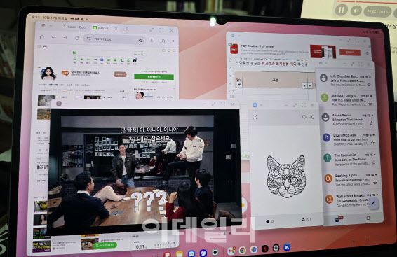 갤럭시탭 S11 울트라에 5개 앱을 동시에 띄운 모습(사진=윤정훈 기자)