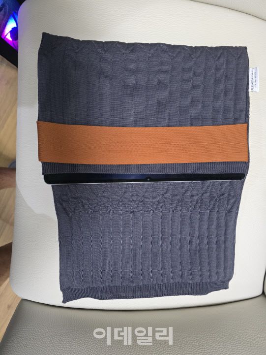 갤럭시 탭 S11 울트라가 13~14인치형 노트북 파운치에 들어간 모습(사진=윤정훈 기자)