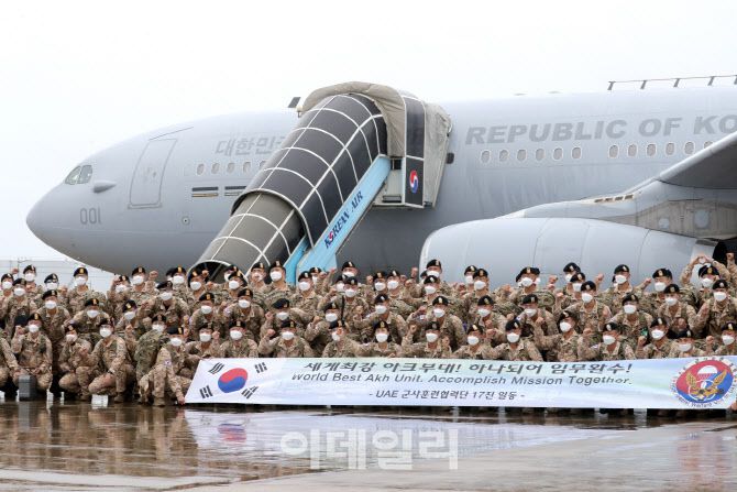 지난 2020년 6월 아랍에미리트(UAE)에 파견된 아크부대 17진 장병들이 공군 공중급유기(KC-330) 탑승전 기념촬영을 하고 있다. 당시 코로나19 팬데믹으로 인해 해외파병부대 최초로 공군 공중급유기를 활용해 교대했다. (사진=국방부)