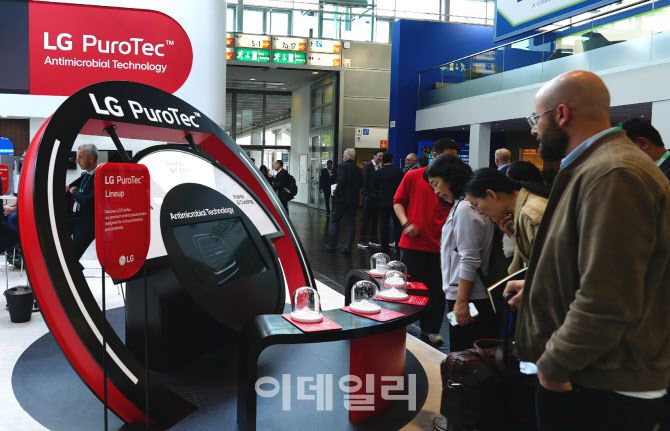 LG전자가 독일에서 8일(현지시간)부터 열리는 K 2025에 참가해 항균 기능성 소재 ‘퓨로텍(PuroTec™)’을 선보였다. LG전자는 부스에 세탁기·냉장고 등 가전을 비롯해 의류, 소파, 욕실 용품, 자동차 시트 등 퓨로텍을 적용한 다양한 제품을 전시했다. (사진=LG전자)