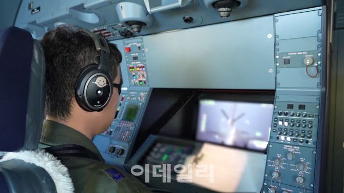 공중급유통제사가 KC-330에서 전투기에 공중급유를 위해 카메라 모니터를 보며 장비를 조작하고 있다. (사진=공군)