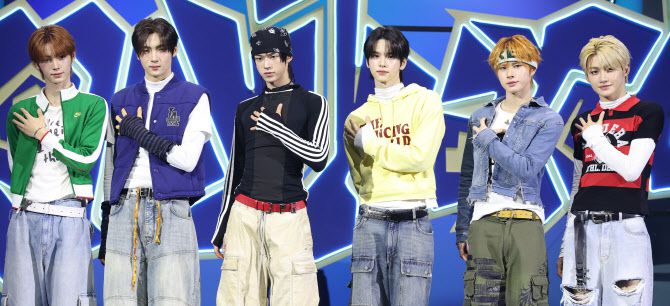 그룹 투어스가 13일 서울 광진구 예스24 라이브홀에서 열린 투어스 미니 4집 ‘플레이 하드’(play hard) 발매 기념 컴백 쇼케이스에서 사진 촬영을 하고 있다.(사진=이영훈 기자)