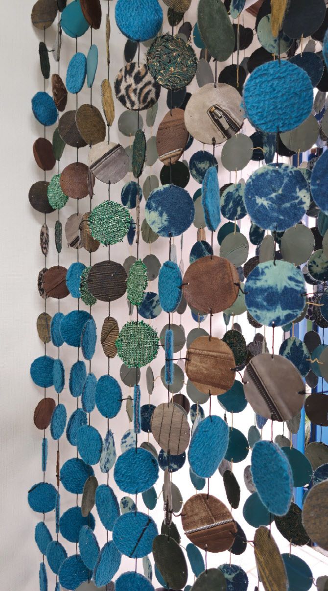 별들의 계절, 220x150x(h 210)cm, leather and fabric 혼합재료, 2025