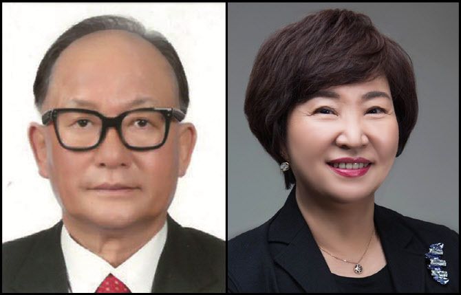 대통령 표창을 받는 고(故) 홍석 전 도서출판 풀빛 대표와 한봉숙 도서출판 푸른사상사 대표