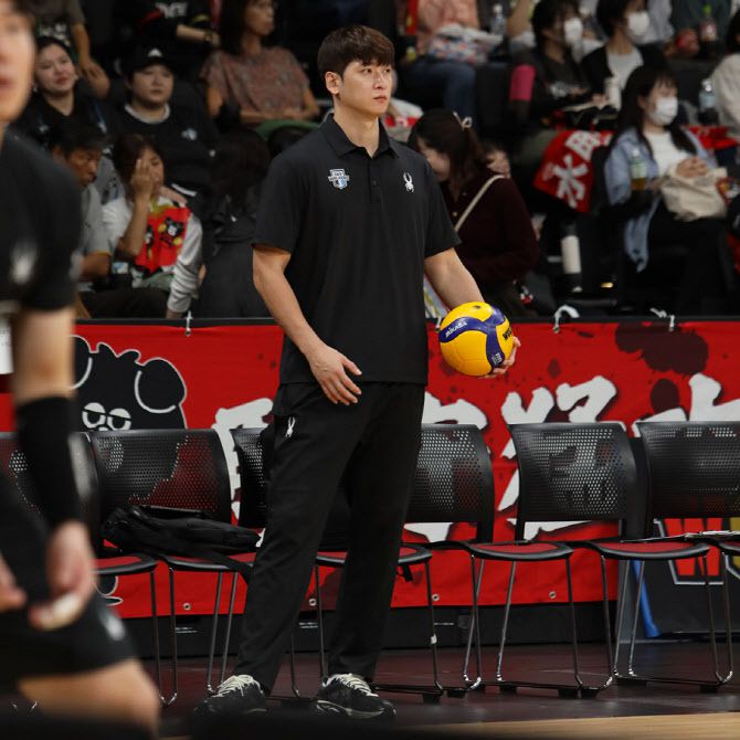 현대캐피탈 코치로 새로운 배구 인생을 걷기 시작한 ‘월드스타’ 문성민. 사진=현대캐피탈 배구단