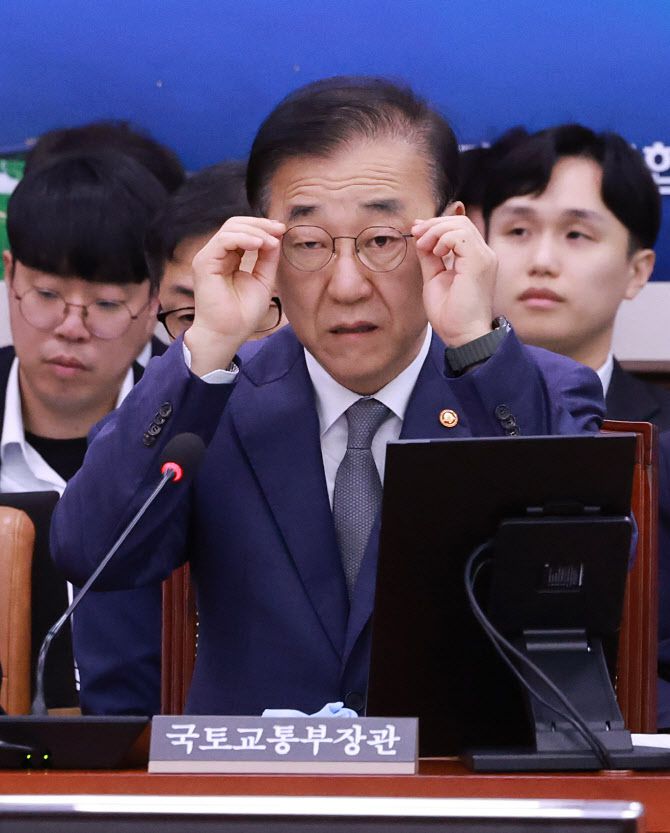 김윤덕 국토교통부 장관이 13일 서울 여의도 국회에서 열린 국토교통부 등에 대한 국토교통위원회 국정감사에 출석해 안경을 고쳐 쓰고 있다. (사진=연합뉴스)