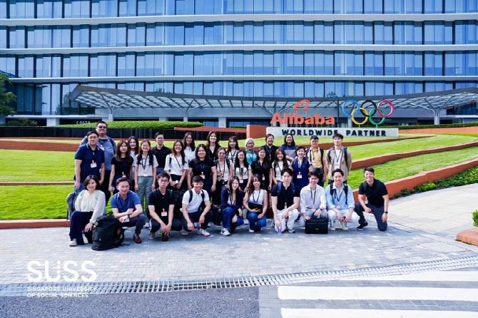 중국 항저우AI 투어 연수 프로그램 참가자들이 단체 기념사진을 촬영하고 있다 (사진=항저우지딩교육기술유한회사)