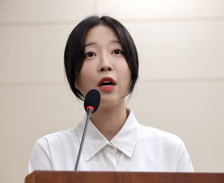 유튜버 쯔양(본명 박정원)이 14일 서울 여의도 국회 과학기술정보방송통신위원회에서 열린 2025년도 국정감사에서 의원 질의에 답변하고 있다.(사진=연합뉴스)