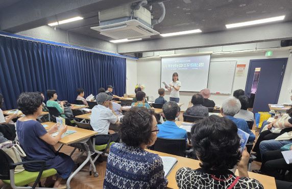 강사가 서울 중구에 거주하는 1인 가구가 받을 수 있는 복지 서비스를 설명하고 있다.(사진=중구청)