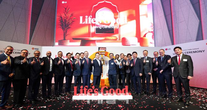 LG전자 인도법인이 14일(현지시간) 인도 뭄바이 국립증권거래소(NSE)에서 거래를 시작했다. 상장식에는LG전자 조주완 CEO와 NSE 아쉬쉬 차우한 CEO를 포함한 경영진 및 주요 인사가 참석했다. 이 자리에서 LG전자는 인도 시장에서의 미래 비전과 국민가전 라인업을 공개했다.(사진=LG전자)