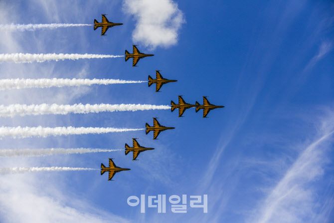 15일 경기도 성남 서울공항에서 서울 ADEX 퍼블릭데이를 앞두고 공군 특수비행팀 블랙이글스가 시범비행 사전연습을 하고 있다. (사진=공군)