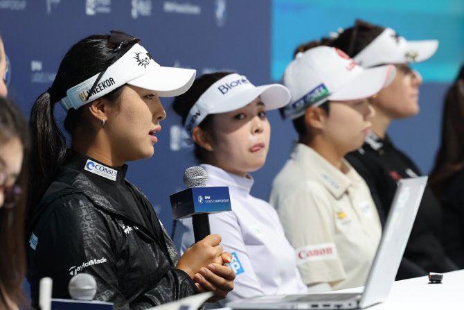 윤이나가 취재진 질문에 답하고 있다.(사진=뉴시스)