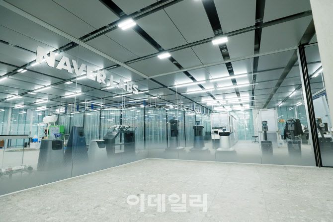 네이버랩스에서 로봇 기술을 연구하고 있다.(사진=네이버랩스)