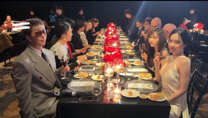 15일 서울 종로구 포시즌스호텔에서 열린 W코리아의 '유방암 인식 개선 자선행사' 도중 BTS 멤버 RM(왼쪽 맨앞)과 에스파 멤버 윈터(오른쪽 맨 앞)가 카메라를 응시하고 있다. (사진=W코리아 인스타그램 캡처)