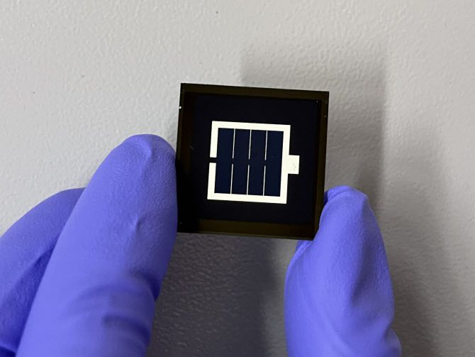 제작된 탠덤 태양전지 셀.(사진=한국화학연구원)