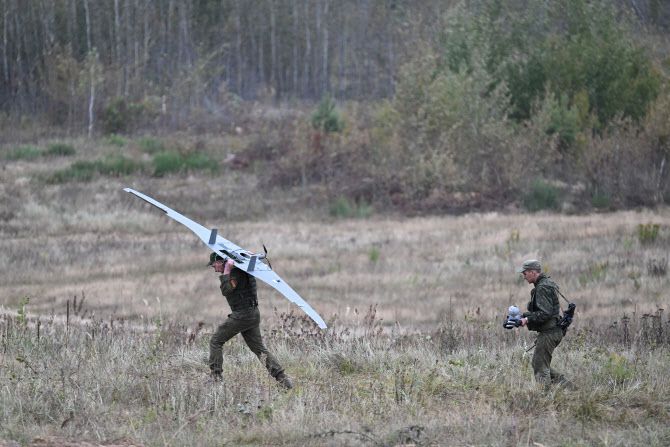 지난달 러시아-벨라루스 합동 군사훈련에서 벨라루스 군인이 무인기(드론)를 들고 이동하고 있다.  (사진=AFP)