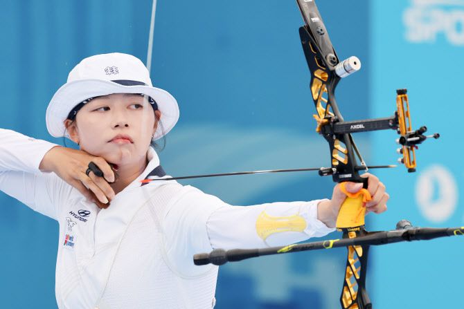 지난달 12일 광주 동구 국립아시아문화전당 5·18민주광장에서 열린 2025 세계양궁선수권대회 리커브 여자 개인전 16강에서 임시현이 화살을 쏘고 있다. 사진=연합뉴스