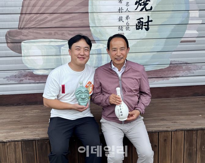 대한민국 식품명인 제6호 박재서 명인의 아들인 박찬관 명인안동소주 대표(우측), 손자 박춘우 본부장 (사진=이민하 기자)