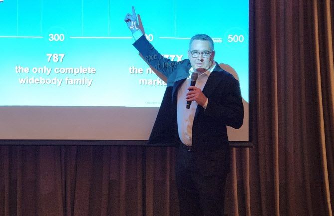 데이브 슐티 보잉 상용기 부문 지역 마케팅 총괄 디렉터가 17일 서울 여의도 콘래드호텔에서 열린  ‘2025 상용기 시장 전망’ 기자간담회에서 발표하고 있다. (사진=이데일리 이배운 기자)